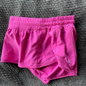 Lululemon Hotty hot sonic pink low rise 2.5 inch shorts sz 4